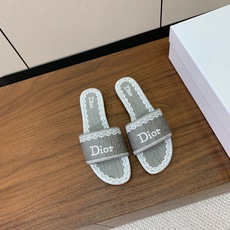 【 D*or】刺绣拖鞋系列。小清新风带点贵气的感觉。无论各种配件材质,都是独家一比一定制。材质:鞋面高级刺绣,意大利进口 【 D*or】刺绣拖鞋系列。小清新风带点贵气的感觉。无论各种配件材质,都是独家一比一定制。材质:鞋面高级刺绣,意大利进口