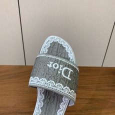 【 D*or】刺绣拖鞋系列。小清新风带点贵气的感觉。无论各种配件材质,都是独家一比一定制。材质:鞋面高级刺绣,意大利进口 【 D*or】刺绣拖鞋系列。小清新风带点贵气的感觉。无论各种配件材质,都是独家一比一定制。材质:鞋面高级刺绣,意大利进口