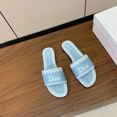 【 D*or】刺绣拖鞋系列。小清新风带点贵气的感觉。无论各种配件材质,都是独家一比一定制。材质:鞋面高级刺绣,意大利进口 【 D*or】刺绣拖鞋系列。小清新风带点贵气的感觉。无论各种配件材质,都是独家一比一定制。材质:鞋面高级刺绣,意大利进口
