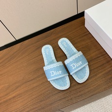 【 D*or】刺绣拖鞋系列。小清新风带点贵气的感觉。无论各种配件材质,都是独家一比一定制。材质:鞋面高级刺绣,意大利进口 【 D*or】刺绣拖鞋系列。小清新风带点贵气的感觉。无论各种配件材质,都是独家一比一定制。材质:鞋面高级刺绣,意大利进口