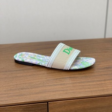 【 D*or】刺绣拖鞋系列。小清新风带点贵气的感觉。无论各种配件材质,都是独家一比一定制。材质:鞋面高级刺绣,意大利进口 【 D*or】刺绣拖鞋系列。小清新风带点贵气的感觉。无论各种配件材质,都是独家一比一定制。材质:鞋面高级刺绣,意大利进口