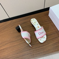 【 D*or】刺绣拖鞋系列。小清新风带点贵气的感觉。无论各种配件材质,都是独家一比一定制。材质:鞋面高级刺绣,意大利进口 【 D*or】刺绣拖鞋系列。小清新风带点贵气的感觉。无论各种配件材质,都是独家一比一定制。材质:鞋面高级刺绣,意大利进口