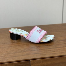 【 D*or】刺绣拖鞋系列。小清新风带点贵气的感觉。无论各种配件材质,都是独家一比一定制。材质:鞋面高级刺绣,意大利进口 【 D*or】刺绣拖鞋系列。小清新风带点贵气的感觉。无论各种配件材质,都是独家一比一定制。材质:鞋面高级刺绣,意大利进口
