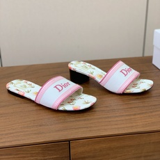 【 D*or】刺绣拖鞋系列。小清新风带点贵气的感觉。无论各种配件材质,都是独家一比一定制。材质:鞋面高级刺绣,意大利进口 【 D*or】刺绣拖鞋系列。小清新风带点贵气的感觉。无论各种配件材质,都是独家一比一定制。材质:鞋面高级刺绣,意大利进口