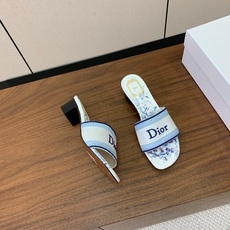 【 D*or】刺绣拖鞋系列。小清新风带点贵气的感觉。无论各种配件材质,都是独家一比一定制。材质:鞋面高级刺绣,意大利进口 【 D*or】刺绣拖鞋系列。小清新风带点贵气的感觉。无论各种配件材质,都是独家一比一定制。材质:鞋面高级刺绣,意大利进口