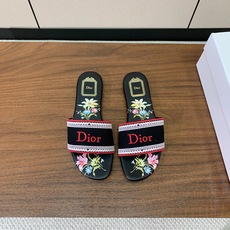 【 D*or】刺绣拖鞋系列。小清新风带点贵气的感觉。无论各种配件材质,都是独家一比一定制。材质:鞋面高级刺绣,意大利进口 【 D*or】刺绣拖鞋系列。小清新风带点贵气的感觉。无论各种配件材质,都是独家一比一定制。材质:鞋面高级刺绣,意大利进口