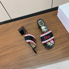 【 D*or】刺绣拖鞋系列。小清新风带点贵气的感觉。无论各种配件材质,都是独家一比一定制。材质:鞋面高级刺绣,意大利进口 【 D*or】刺绣拖鞋系列。小清新风带点贵气的感觉。无论各种配件材质,都是独家一比一定制。材质:鞋面高级刺绣,意大利进口