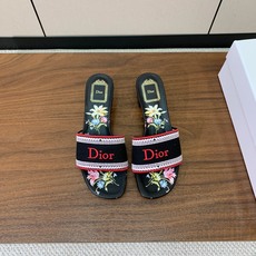 【 D*or】刺绣拖鞋系列。小清新风带点贵气的感觉。无论各种配件材质,都是独家一比一定制。材质:鞋面高级刺绣,意大利进口 【 D*or】刺绣拖鞋系列。小清新风带点贵气的感觉。无论各种配件材质,都是独家一比一定制。材质:鞋面高级刺绣,意大利进口