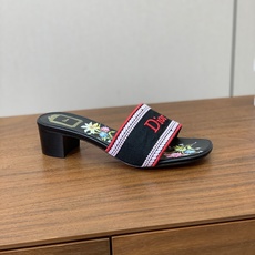 【 D*or】刺绣拖鞋系列。小清新风带点贵气的感觉。无论各种配件材质,都是独家一比一定制。材质:鞋面高级刺绣,意大利进口 【 D*or】刺绣拖鞋系列。小清新风带点贵气的感觉。无论各种配件材质,都是独家一比一定制。材质:鞋面高级刺绣,意大利进口