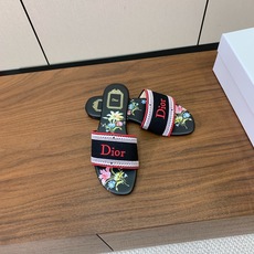 【 D*or】刺绣拖鞋系列。小清新风带点贵气的感觉。无论各种配件材质,都是独家一比一定制。材质:鞋面高级刺绣,意大利进口 【 D*or】刺绣拖鞋系列。小清新风带点贵气的感觉。无论各种配件材质,都是独家一比一定制。材质:鞋面高级刺绣,意大利进口