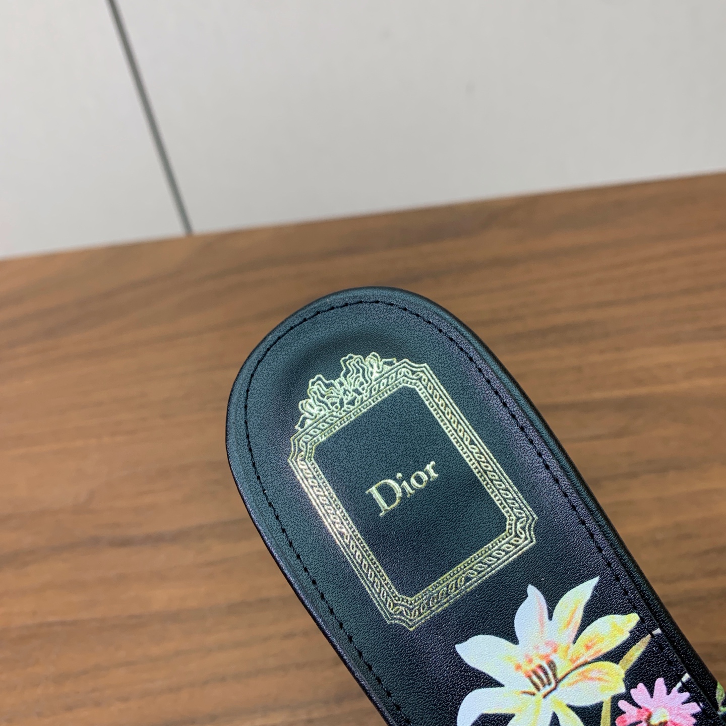 【 D*or】刺绣拖鞋系列。小清新风带点贵气的感觉。无论各种配件材质,都是独家一比一定制。材质:鞋面高级刺绣,意大利进口 【 D*or】刺绣拖鞋系列。小清新风带点贵气的感觉。无论各种配件材质,都是独家一比一定制。材质:鞋面高级刺绣,意大利进口