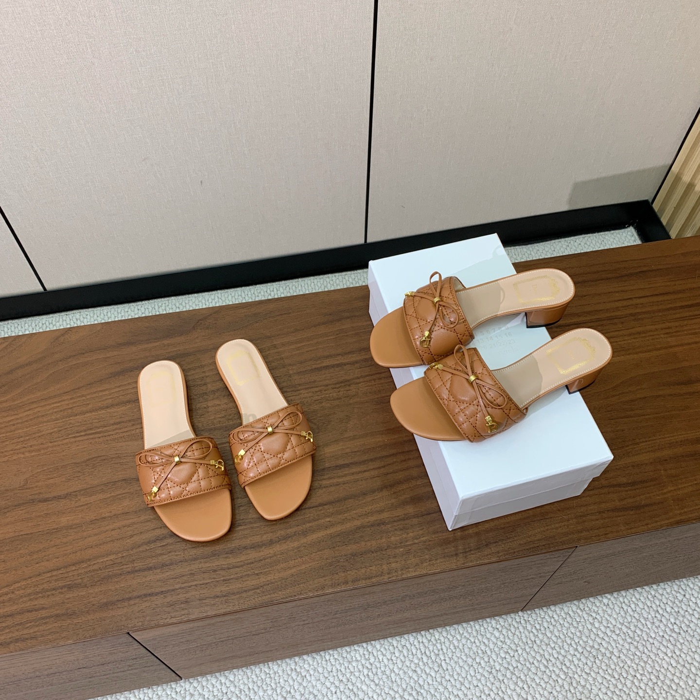 【 D*or】电绣格纹拖鞋系列。小清新风带点贵气的感觉。无论各种配件材质，都是独家一比一定制。材质：鞋面牛皮➕高级刺绣，