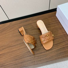 【 D*or】电绣格纹拖鞋系列。小清新风带点贵气的感觉。无论各种配件材质,都是独家一比一定制。材质:鞋面牛皮➕高级刺绣, 【 D*or】电绣格纹拖鞋系列。小清新风带点贵气的感觉。无论各种配件材质,都是独家一比一定制。材质:鞋面牛皮➕高级刺绣,