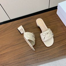【 D*or】电绣格纹拖鞋系列。小清新风带点贵气的感觉。无论各种配件材质,都是独家一比一定制。材质:鞋面牛皮➕高级刺绣, 【 D*or】电绣格纹拖鞋系列。小清新风带点贵气的感觉。无论各种配件材质,都是独家一比一定制。材质:鞋面牛皮➕高级刺绣,