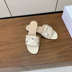 【 D*or】电绣格纹拖鞋系列。小清新风带点贵气的感觉。无论各种配件材质,都是独家一比一定制。材质:鞋面牛皮➕高级刺绣, 【 D*or】电绣格纹拖鞋系列。小清新风带点贵气的感觉。无论各种配件材质,都是独家一比一定制。材质:鞋面牛皮➕高级刺绣,