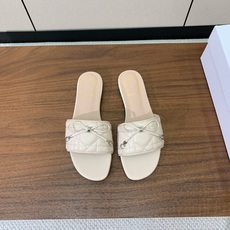 【 D*or】电绣格纹拖鞋系列。小清新风带点贵气的感觉。无论各种配件材质,都是独家一比一定制。材质:鞋面牛皮➕高级刺绣, 【 D*or】电绣格纹拖鞋系列。小清新风带点贵气的感觉。无论各种配件材质,都是独家一比一定制。材质:鞋面牛皮➕高级刺绣,