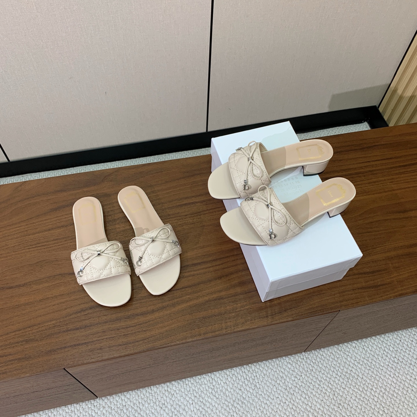 【 D*or】电绣格纹拖鞋系列。小清新风带点贵气的感觉。无论各种配件材质，都是独家一比一定制。材质：鞋面牛皮➕高级刺绣，