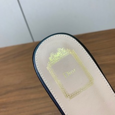 【 D*or】电绣格纹拖鞋系列。小清新风带点贵气的感觉。无论各种配件材质,都是独家一比一定制。材质:鞋面牛皮➕高级刺绣, 【 D*or】电绣格纹拖鞋系列。小清新风带点贵气的感觉。无论各种配件材质,都是独家一比一定制。材质:鞋面牛皮➕高级刺绣,