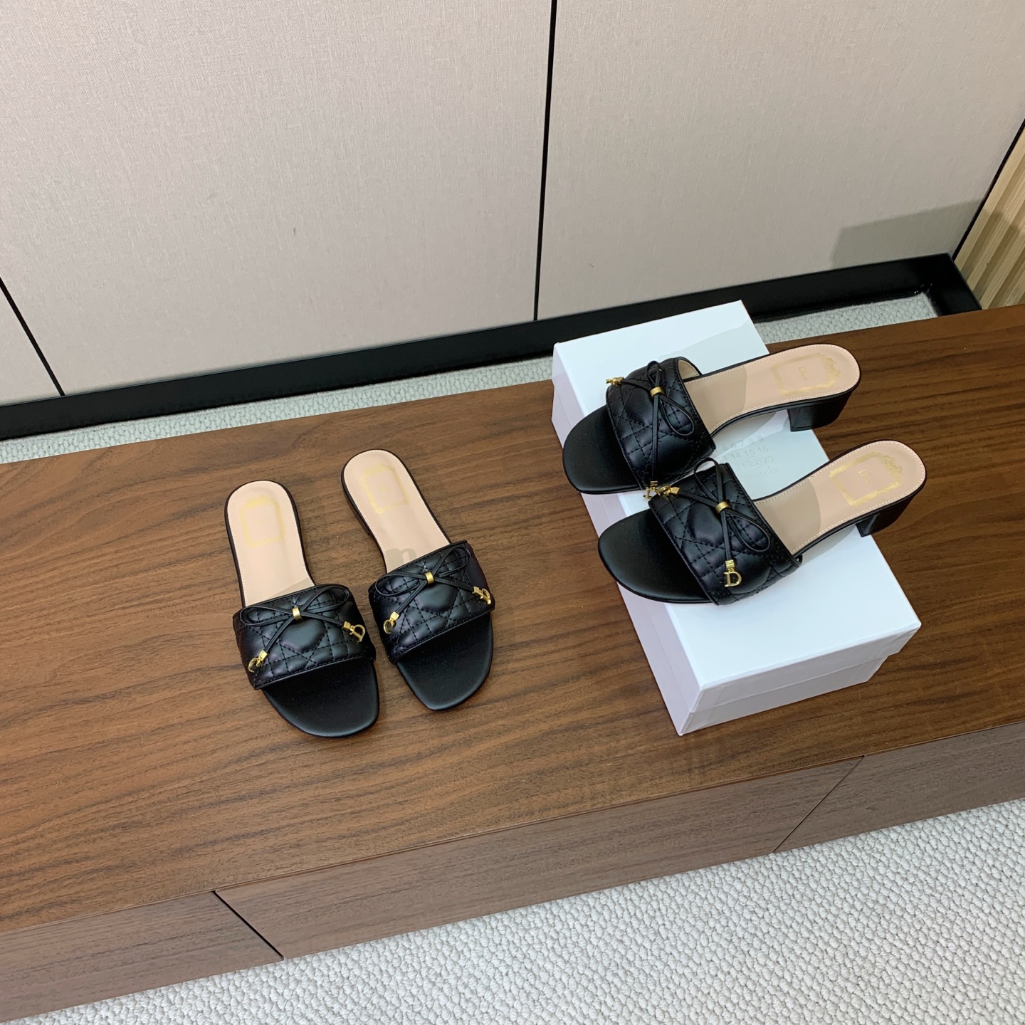 【 D*or】电绣格纹拖鞋系列。小清新风带点贵气的感觉。无论各种配件材质，都是独家一比一定制。材质：鞋面牛皮➕高级刺绣，
