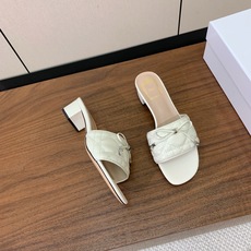 【 D*or】电绣格纹拖鞋系列。小清新风带点贵气的感觉。无论各种配件材质,都是独家一比一定制。材质:鞋面牛皮➕高级刺绣, 【 D*or】电绣格纹拖鞋系列。小清新风带点贵气的感觉。无论各种配件材质,都是独家一比一定制。材质:鞋面牛皮➕高级刺绣,