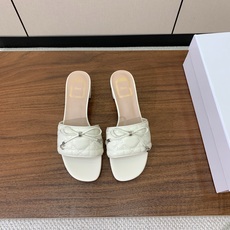 【 D*or】电绣格纹拖鞋系列。小清新风带点贵气的感觉。无论各种配件材质,都是独家一比一定制。材质:鞋面牛皮➕高级刺绣, 【 D*or】电绣格纹拖鞋系列。小清新风带点贵气的感觉。无论各种配件材质,都是独家一比一定制。材质:鞋面牛皮➕高级刺绣,