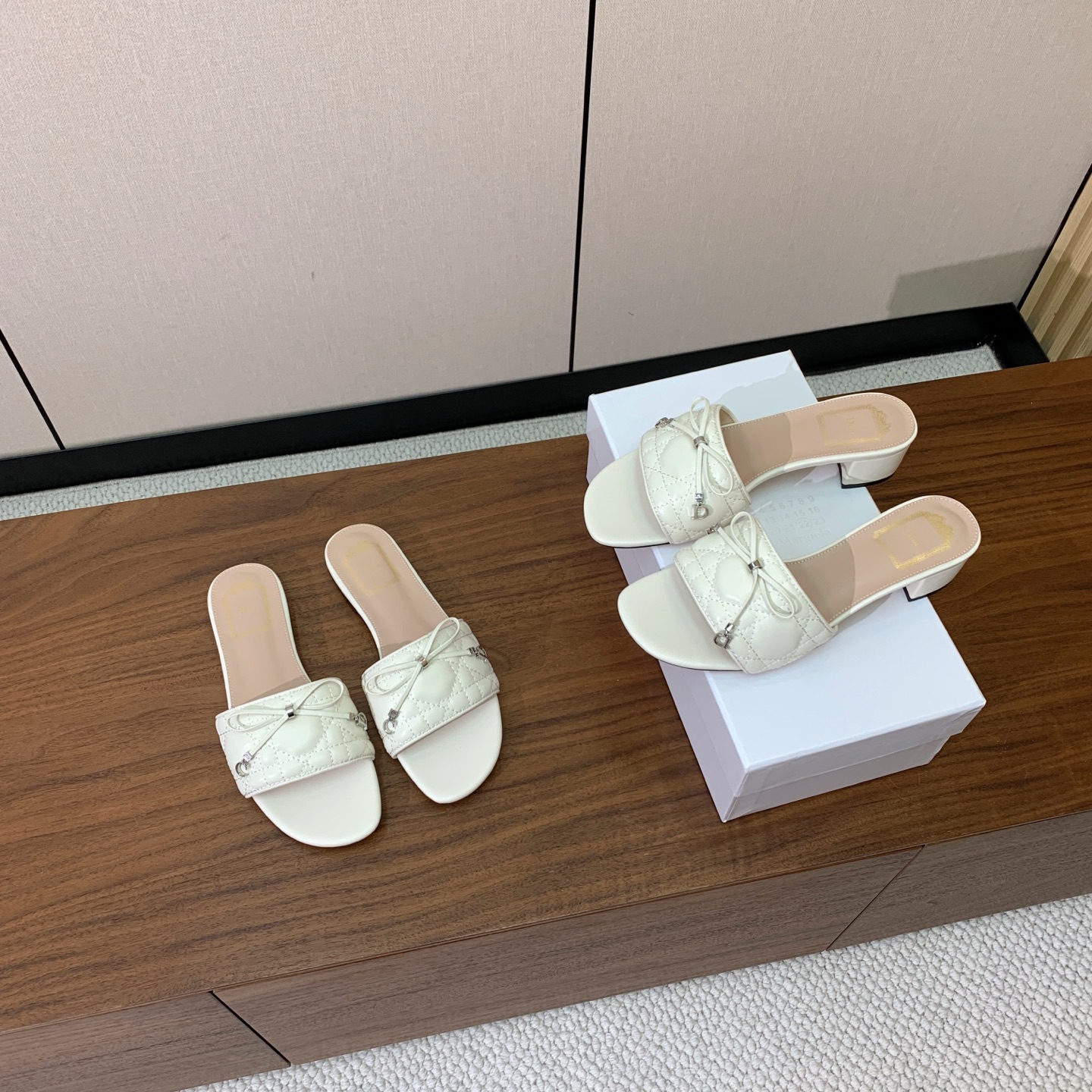 【 D*or】电绣格纹拖鞋系列。小清新风带点贵气的感觉。无论各种配件材质，都是独家一比一定制。材质：鞋面牛皮➕高级刺绣，