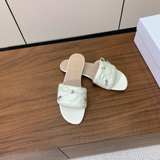 【 D*or】电绣格纹拖鞋系列。小清新风带点贵气的感觉。无论各种配件材质,都是独家一比一定制。材质:鞋面牛皮➕高级刺绣, 【 D*or】电绣格纹拖鞋系列。小清新风带点贵气的感觉。无论各种配件材质,都是独家一比一定制。材质:鞋面牛皮➕高级刺绣,
