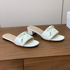 【 D*or】电绣格纹拖鞋系列。小清新风带点贵气的感觉。无论各种配件材质,都是独家一比一定制。材质:鞋面牛皮➕高级刺绣, 【 D*or】电绣格纹拖鞋系列。小清新风带点贵气的感觉。无论各种配件材质,都是独家一比一定制。材质:鞋面牛皮➕高级刺绣,