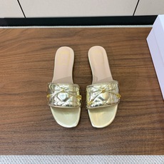 【 D*or】电绣格纹拖鞋系列。小清新风带点贵气的感觉。无论各种配件材质,都是独家一比一定制。材质:鞋面牛皮➕高级刺绣, 【 D*or】电绣格纹拖鞋系列。小清新风带点贵气的感觉。无论各种配件材质,都是独家一比一定制。材质:鞋面牛皮➕高级刺绣,