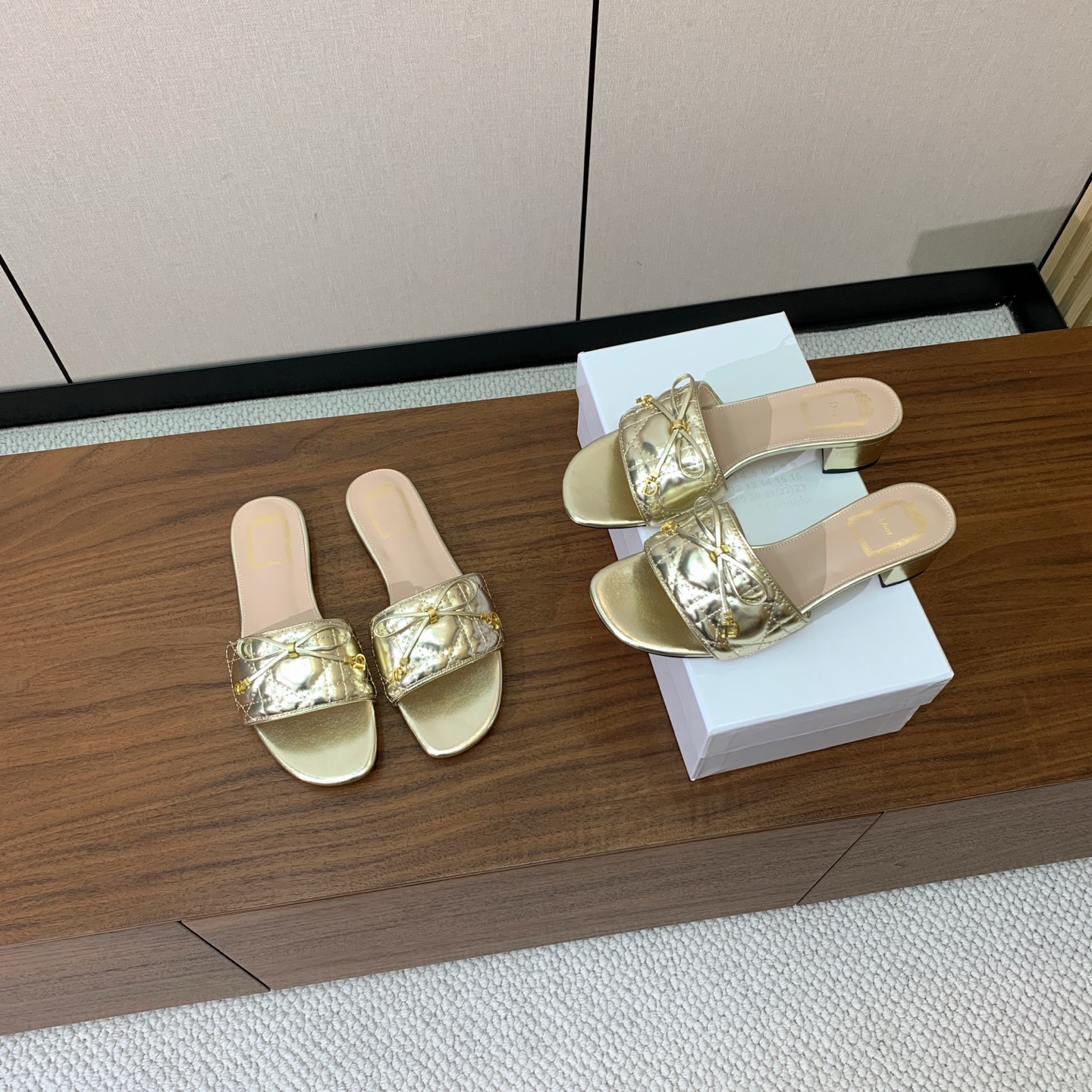 【 D*or】电绣格纹拖鞋系列。小清新风带点贵气的感觉。无论各种配件材质，都是独家一比一定制。材质：鞋面牛皮➕高级刺绣，