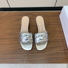 【 D*or】电绣格纹拖鞋系列。小清新风带点贵气的感觉。无论各种配件材质,都是独家一比一定制。材质:鞋面牛皮➕高级刺绣, 【 D*or】电绣格纹拖鞋系列。小清新风带点贵气的感觉。无论各种配件材质,都是独家一比一定制。材质:鞋面牛皮➕高级刺绣,