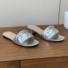 【 D*or】电绣格纹拖鞋系列。小清新风带点贵气的感觉。无论各种配件材质,都是独家一比一定制。材质:鞋面牛皮➕高级刺绣, 【 D*or】电绣格纹拖鞋系列。小清新风带点贵气的感觉。无论各种配件材质,都是独家一比一定制。材质:鞋面牛皮➕高级刺绣,
