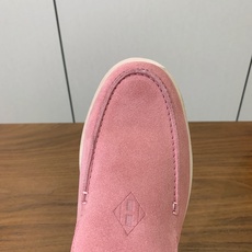 【Herm*s】高版本情侣款乐福鞋。饰有标志性“H Diamant”细节。打造时尚休闲的风格。此款拥有舒适的鞋面,具有很 【Herm*s】高版本情侣款乐福鞋。饰有标志性“H Diamant”细节。打造时尚休闲的风格。此款拥有舒适的鞋面,具有很