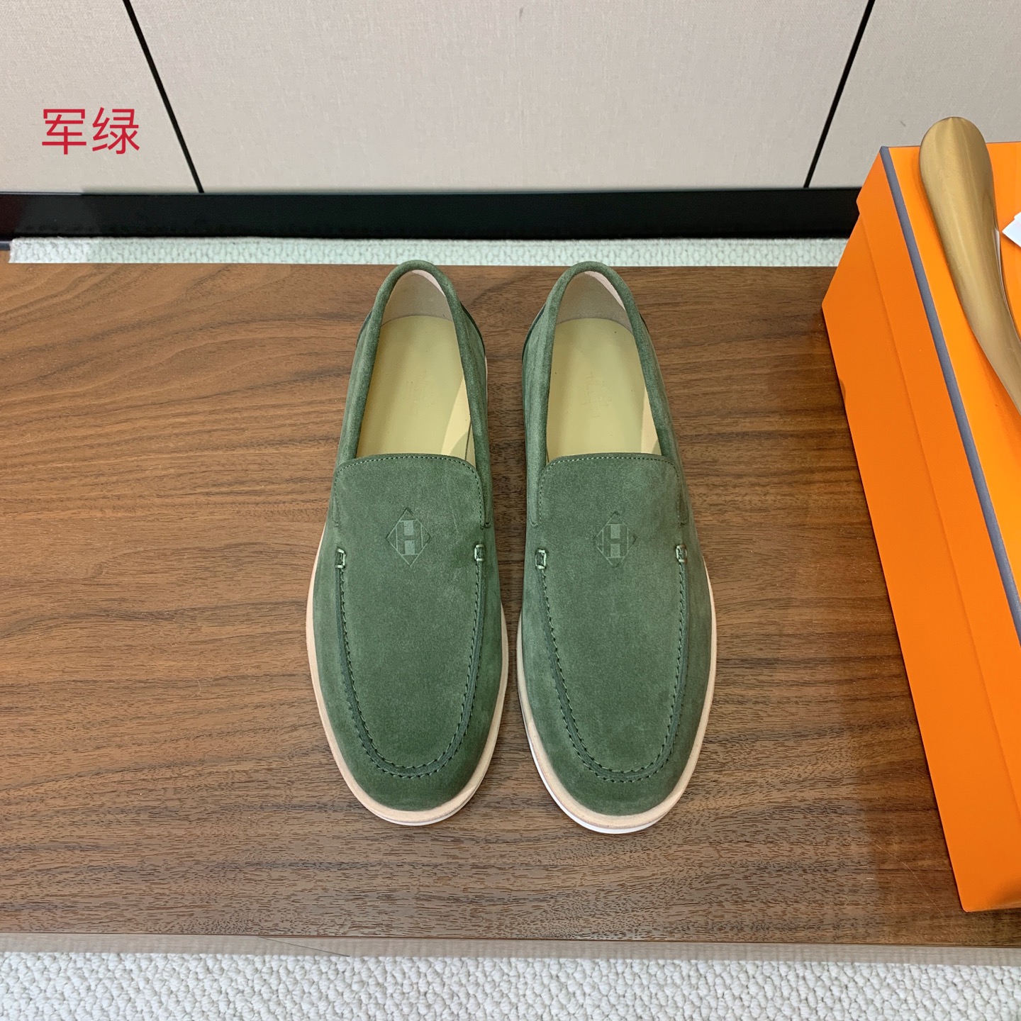 【Herm*s】高版本情侣款乐福鞋。饰有标志性“H Diamant”细节。打造时尚休闲的风格。此款拥有舒适的鞋面，具有很