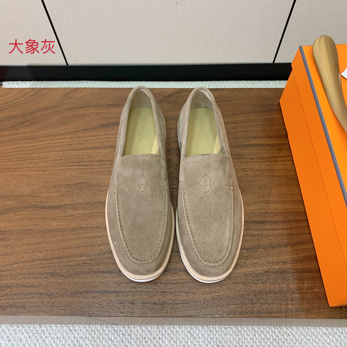 【Herm*s】高版本情侣款乐福鞋。饰有标志性“H Diamant”细节。打造时尚休闲的风格。此款拥有舒适的鞋面，具有很