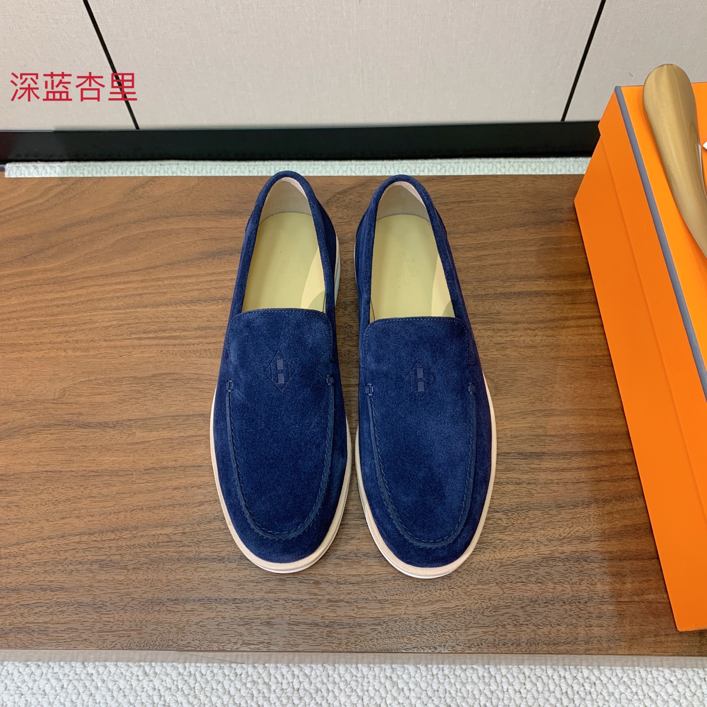 【Herm*s】高版本情侣款乐福鞋。饰有标志性“H Diamant”细节。打造时尚休闲的风格。此款拥有舒适的鞋面，具有很