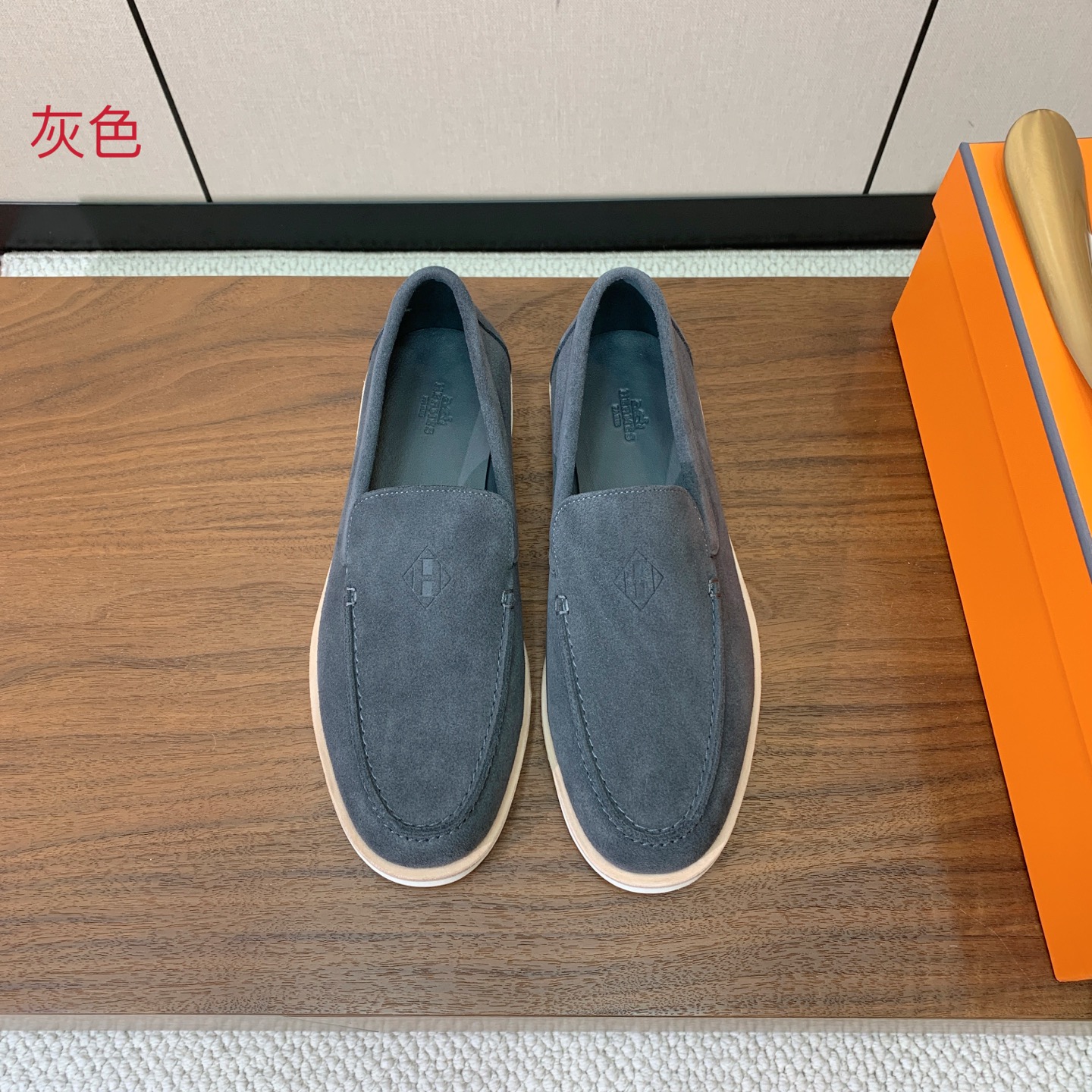 【Herm*s】高版本情侣款乐福鞋。饰有标志性“H Diamant”细节。打造时尚休闲的风格。此款拥有舒适的鞋面，具有很