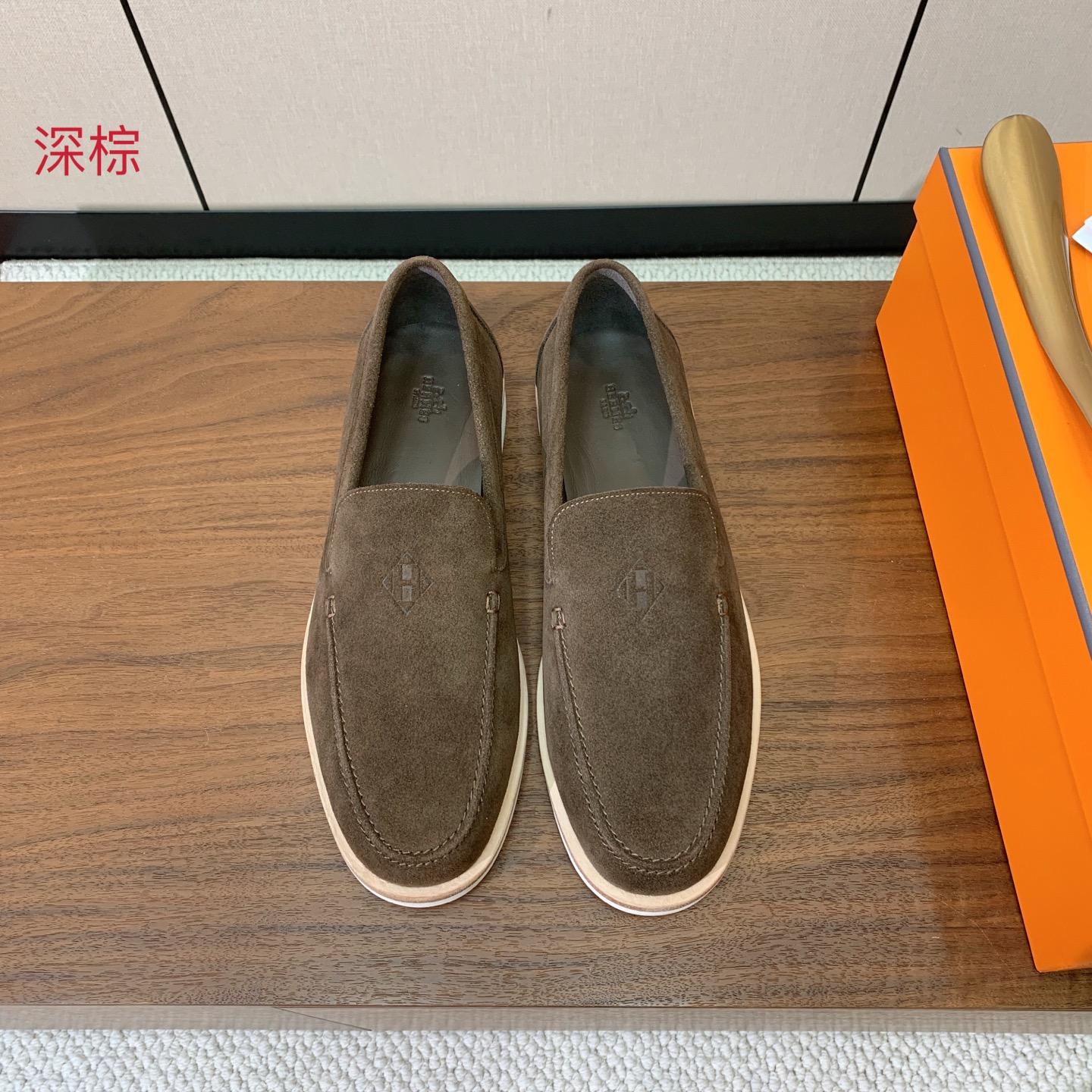 【Herm*s】高版本情侣款乐福鞋。饰有标志性“H Diamant”细节。打造时尚休闲的风格。此款拥有舒适的鞋面，具有很