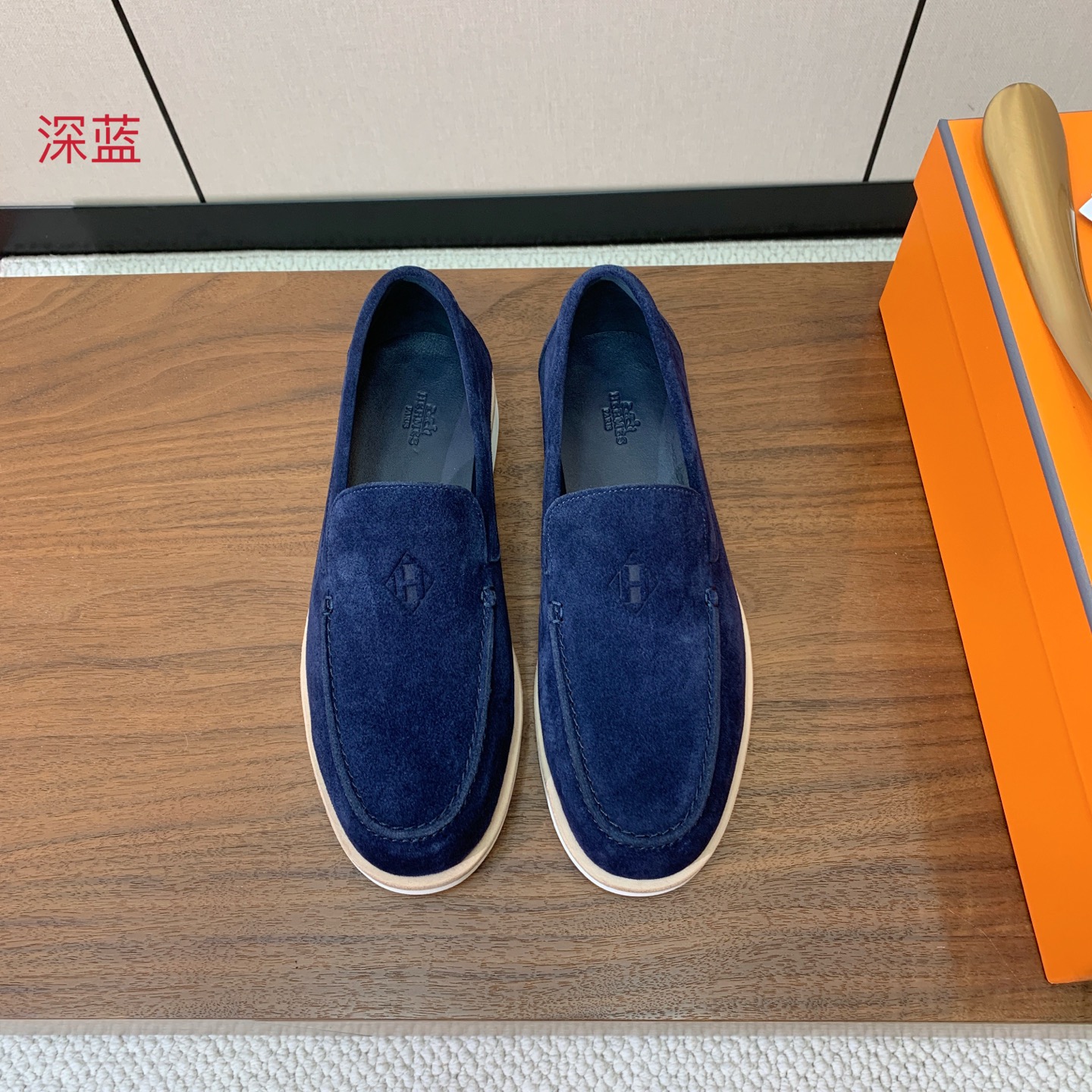【Herm*s】高版本情侣款乐福鞋。饰有标志性“H Diamant”细节。打造时尚休闲的风格。此款拥有舒适的鞋面，具有很