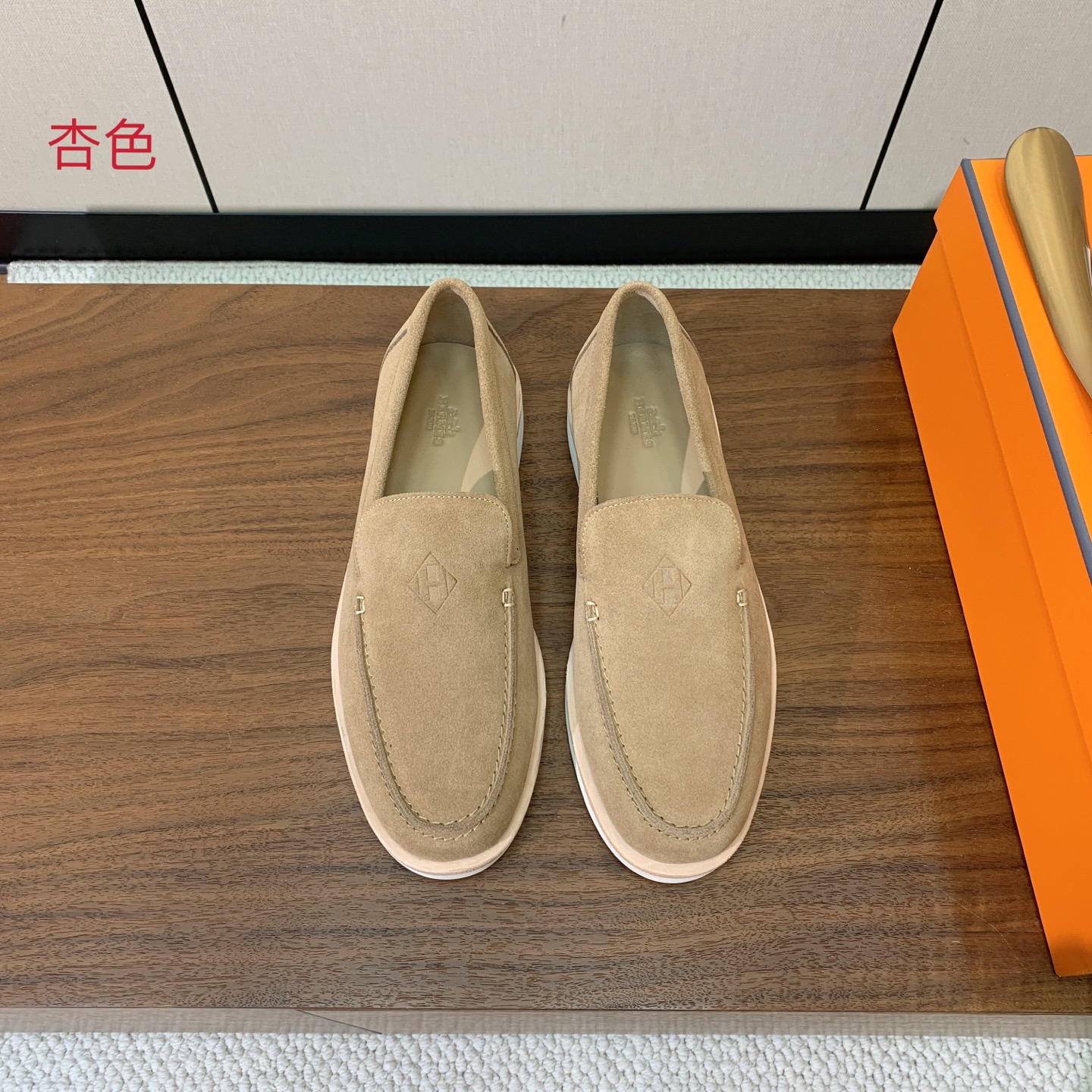 【Herm*s】高版本情侣款乐福鞋。饰有标志性“H Diamant”细节。打造时尚休闲的风格。此款拥有舒适的鞋面，具有很