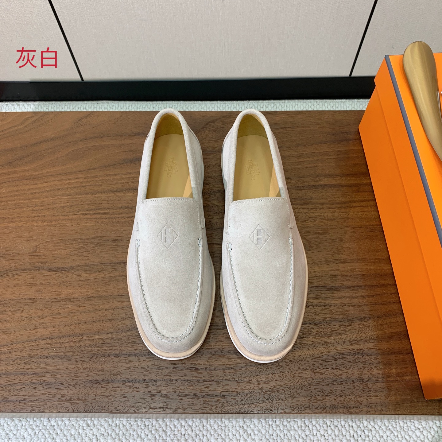 【Herm*s】高版本情侣款乐福鞋。饰有标志性“H Diamant”细节。打造时尚休闲的风格。此款拥有舒适的鞋面，具有很