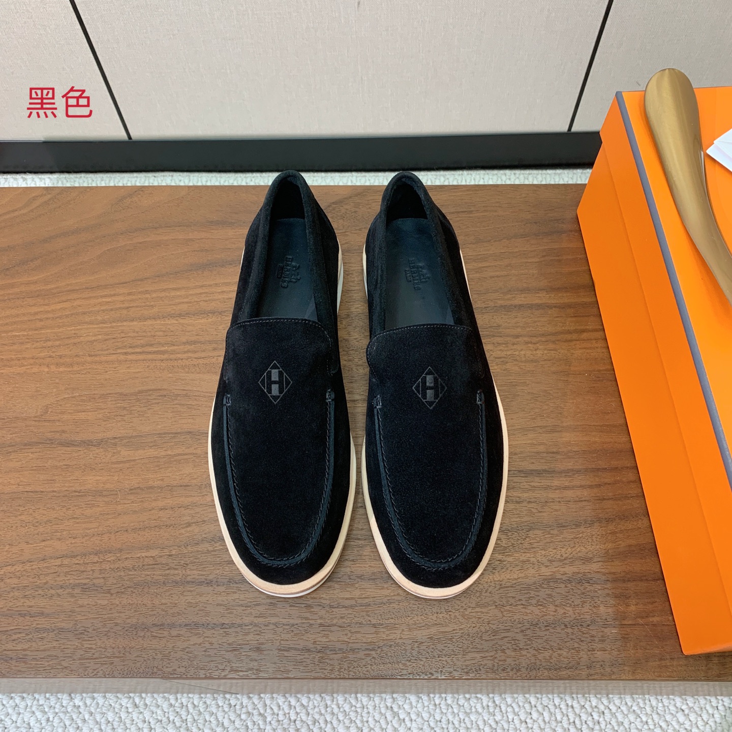 【Herm*s】高版本情侣款乐福鞋。饰有标志性“H Diamant”细节。打造时尚休闲的风格。此款拥有舒适的鞋面，具有很