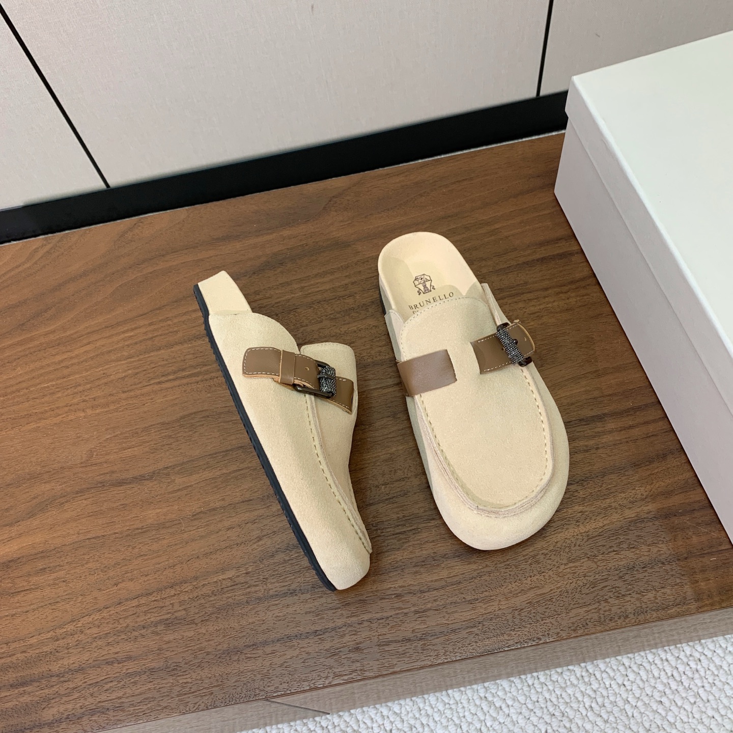 【BRUNELL* CUCINELL*】女款半包拖鞋。材质：进口环保牛绒➕ 纯手工串联珠链配饰。橡胶大底。 码数：35-