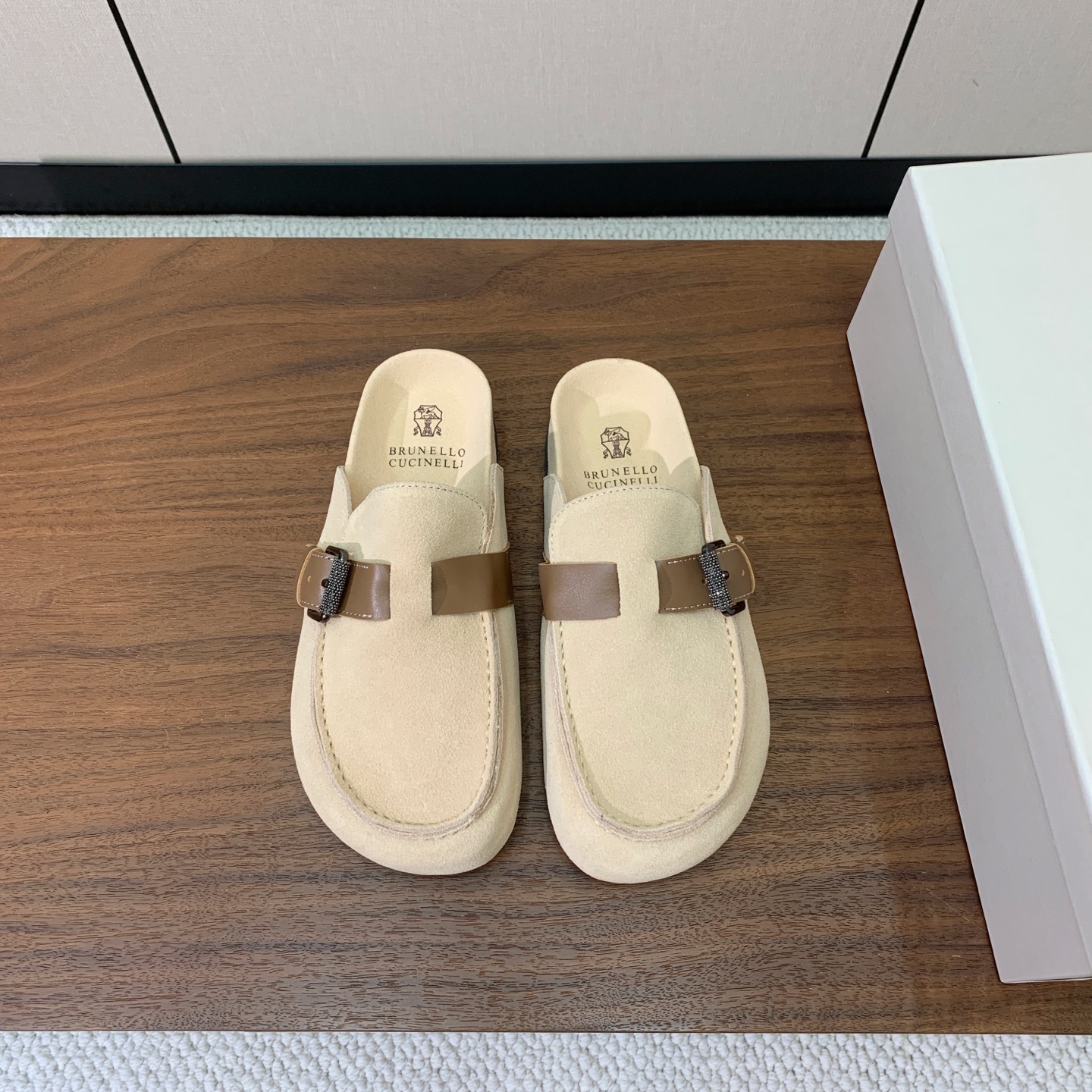 【BRUNELL* CUCINELL*】女款半包拖鞋。材质：进口环保牛绒➕ 纯手工串联珠链配饰。橡胶大底。 码数：35-