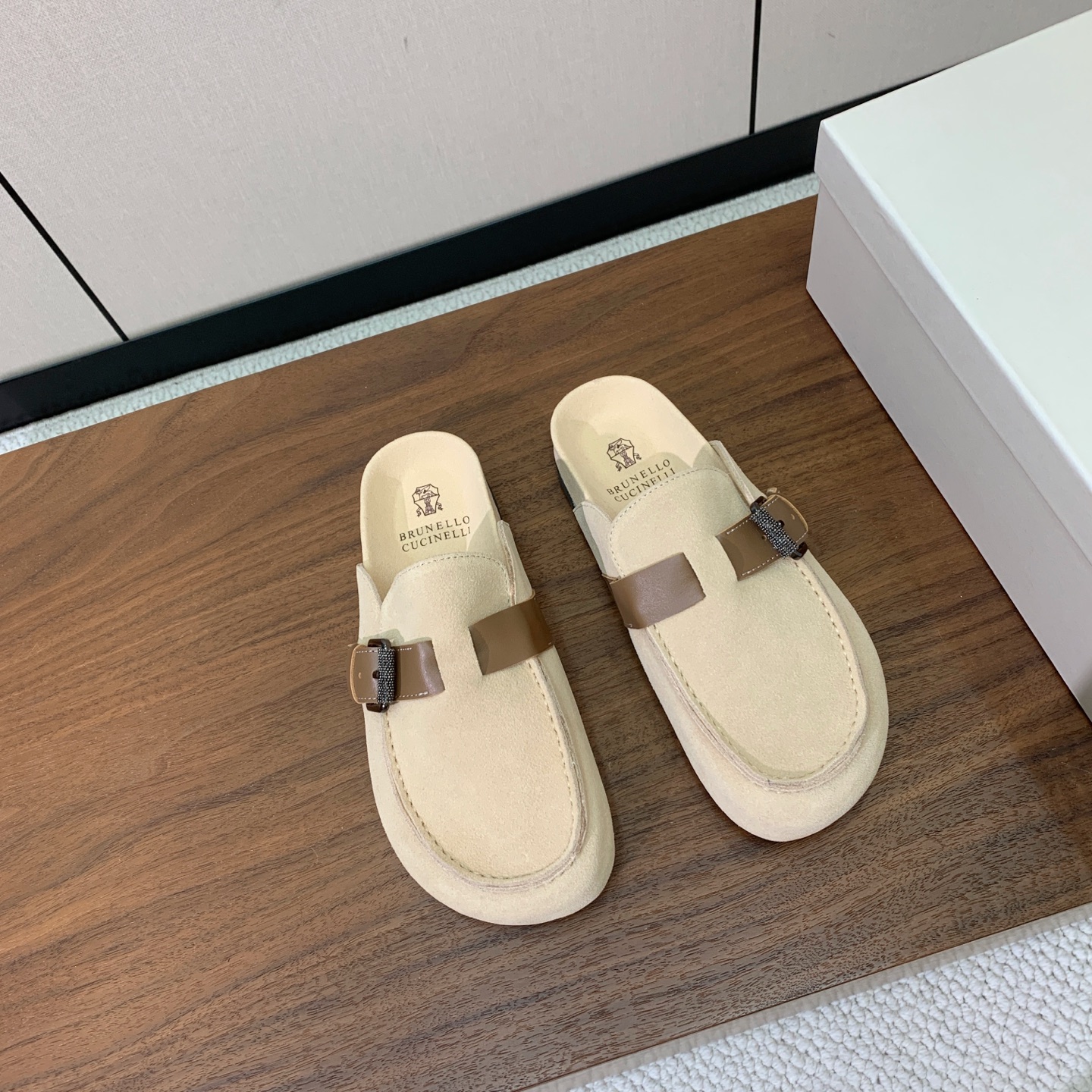 【BRUNELL* CUCINELL*】女款半包拖鞋。材质：进口环保牛绒➕ 纯手工串联珠链配饰。橡胶大底。 码数：35-