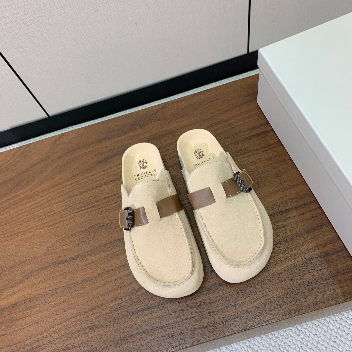 【BRUNELL* CUCINELL*】女款半包拖鞋。材质：进口环保牛绒➕ 纯手工串联珠链配饰。橡胶大底。 码数：35-