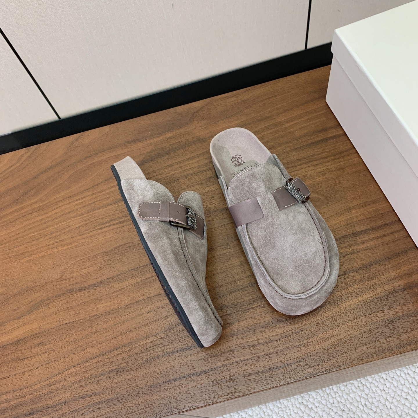 【BRUNELL* CUCINELL*】女款半包拖鞋。材质：进口环保牛绒➕ 纯手工串联珠链配饰。橡胶大底。 码数：35-