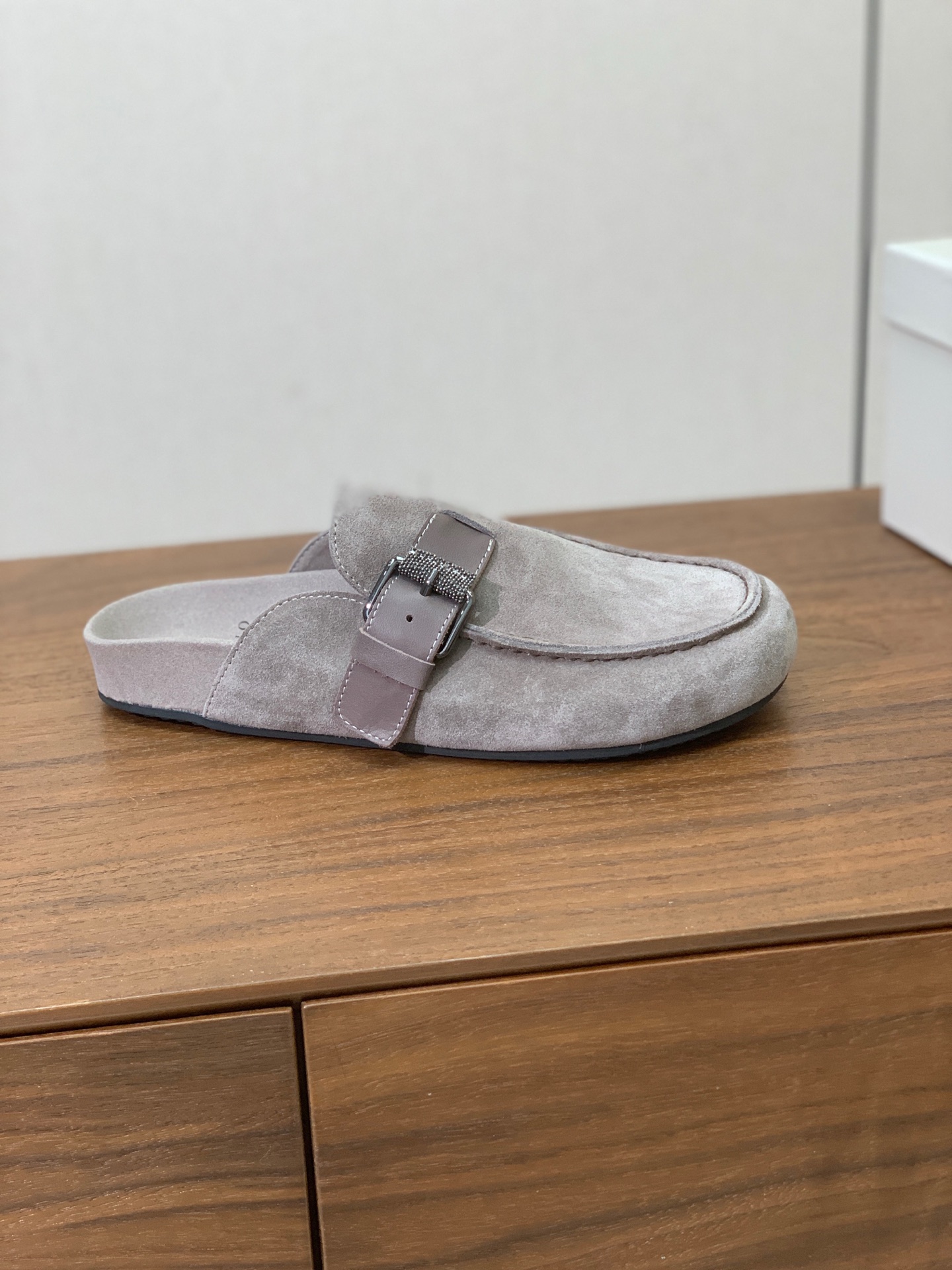 【BRUNELL* CUCINELL*】女款半包拖鞋。材质：进口环保牛绒➕ 纯手工串联珠链配饰。橡胶大底。 码数：35-