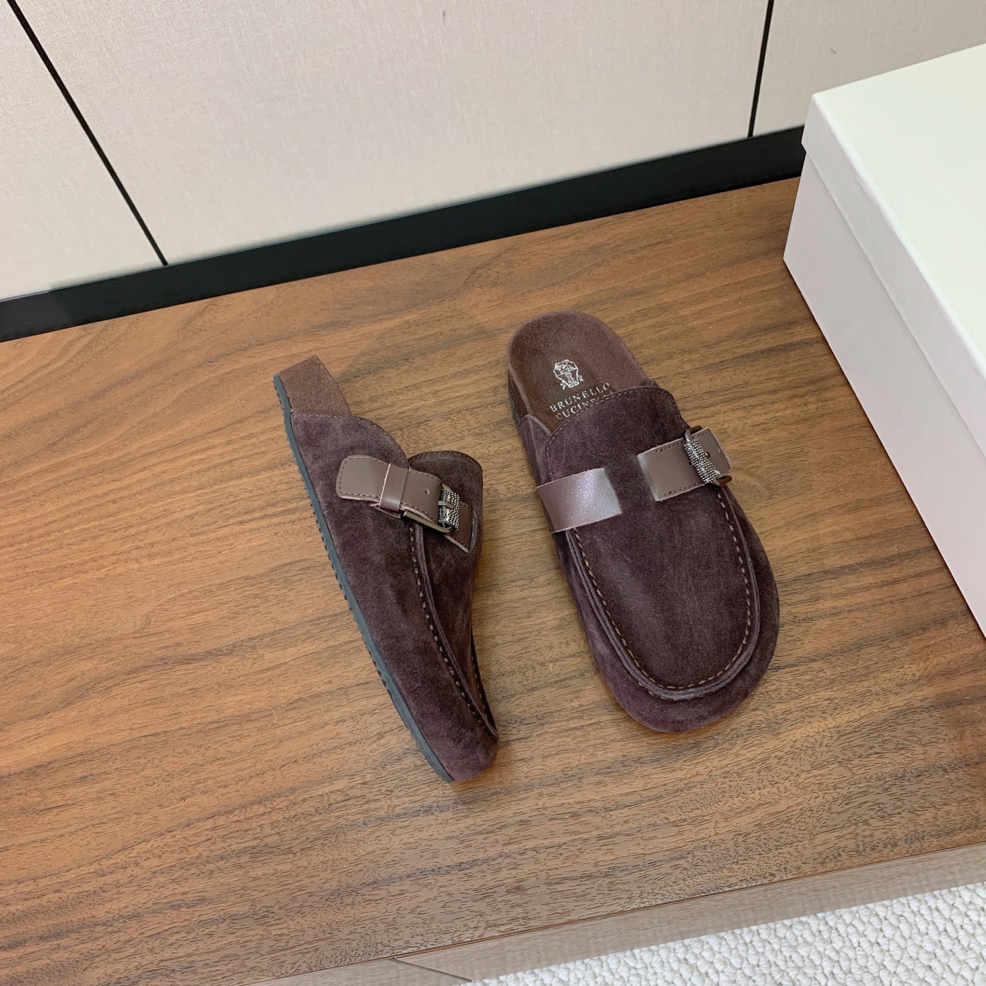 【BRUNELL* CUCINELL*】女款半包拖鞋。材质：进口环保牛绒➕ 纯手工串联珠链配饰。橡胶大底。 码数：35-