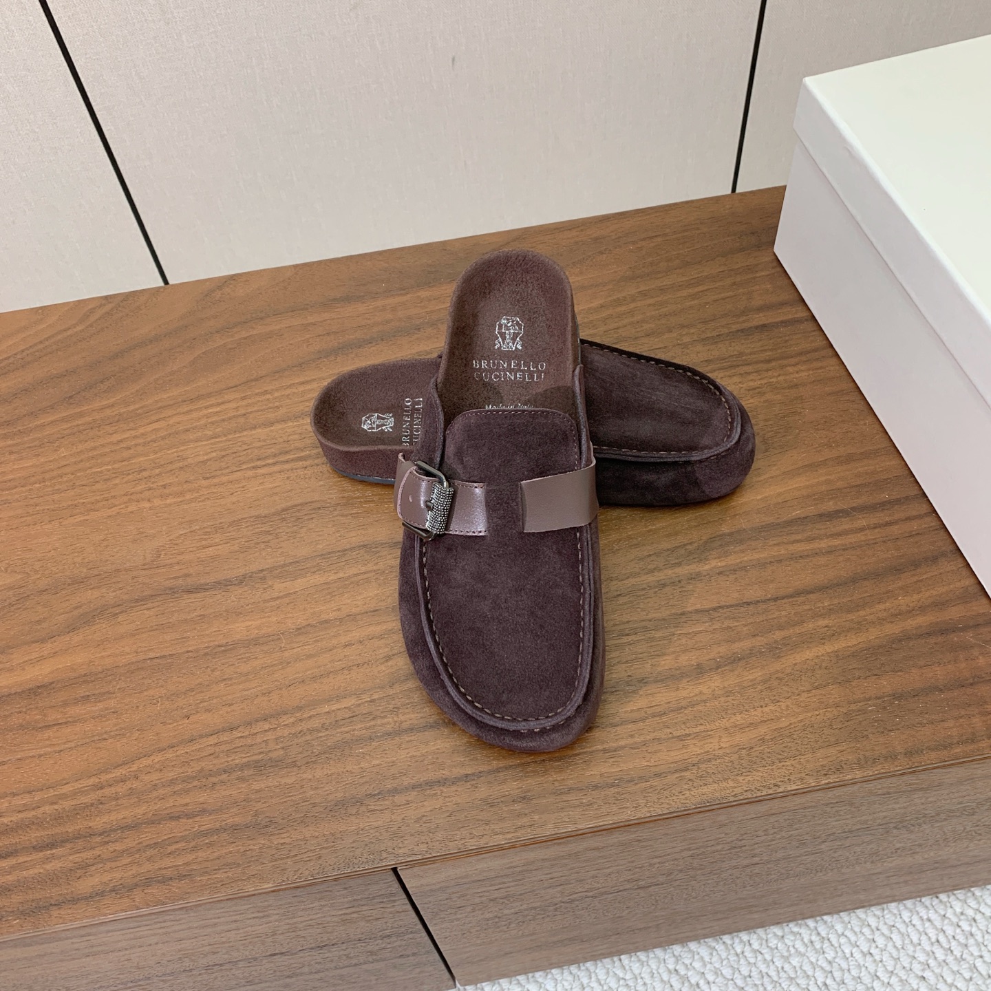 【BRUNELL* CUCINELL*】女款半包拖鞋。材质：进口环保牛绒➕ 纯手工串联珠链配饰。橡胶大底。 码数：35-